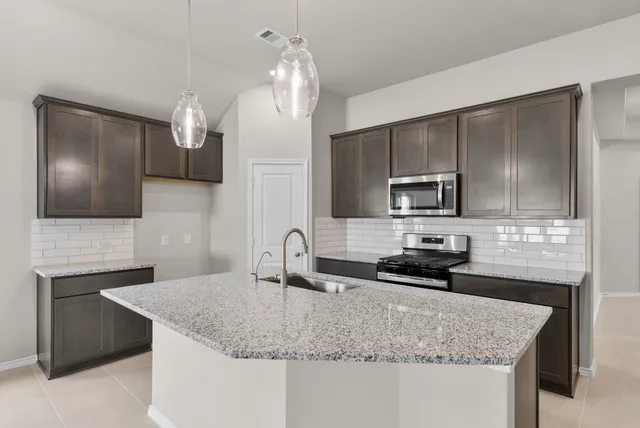 $369,990 | 1068 Shl Crk Trail, Conroe, TX 77304