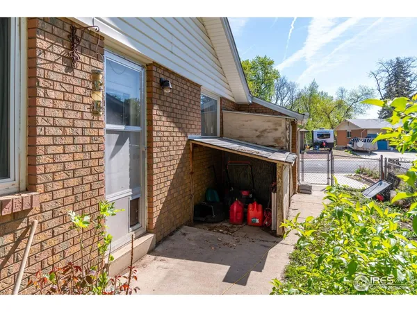a view of a garage