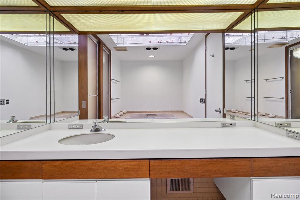 29252 Summerwood Road Farmington Hills, MI 48334 - Photo 25 of 51