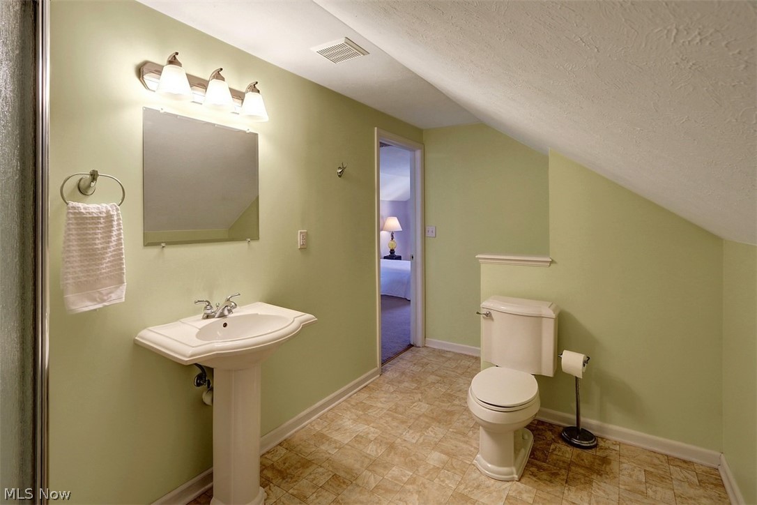 4783 Broadale Road Cleveland, OH 44109 - Photo 17 of 27 Second floor master bath