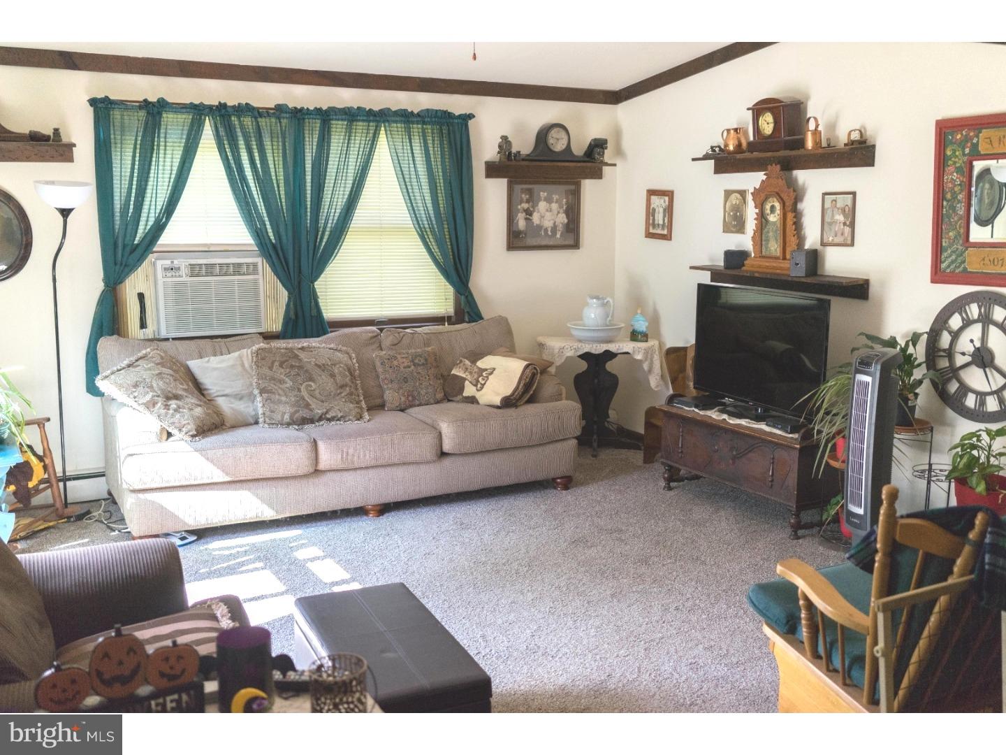 9316 Treaty Road Philadelphia, PA 19114 - Photo 3 of 21 Living Room