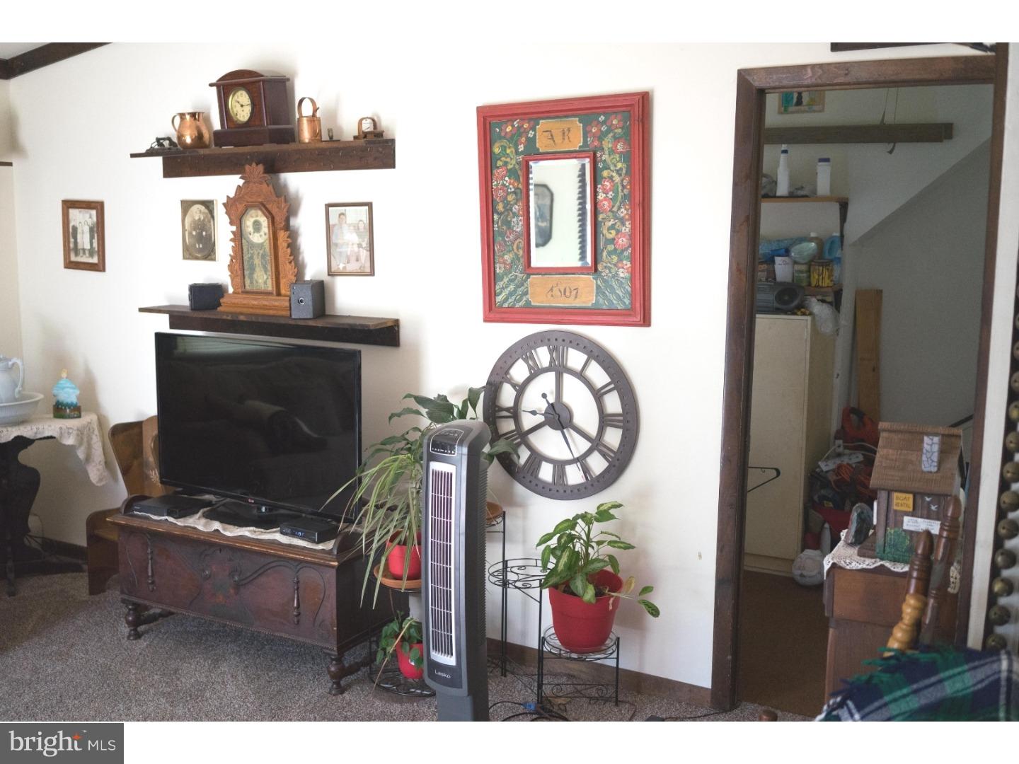 9316 Treaty Road Philadelphia, PA 19114 - Photo 4 of 21 Living Room