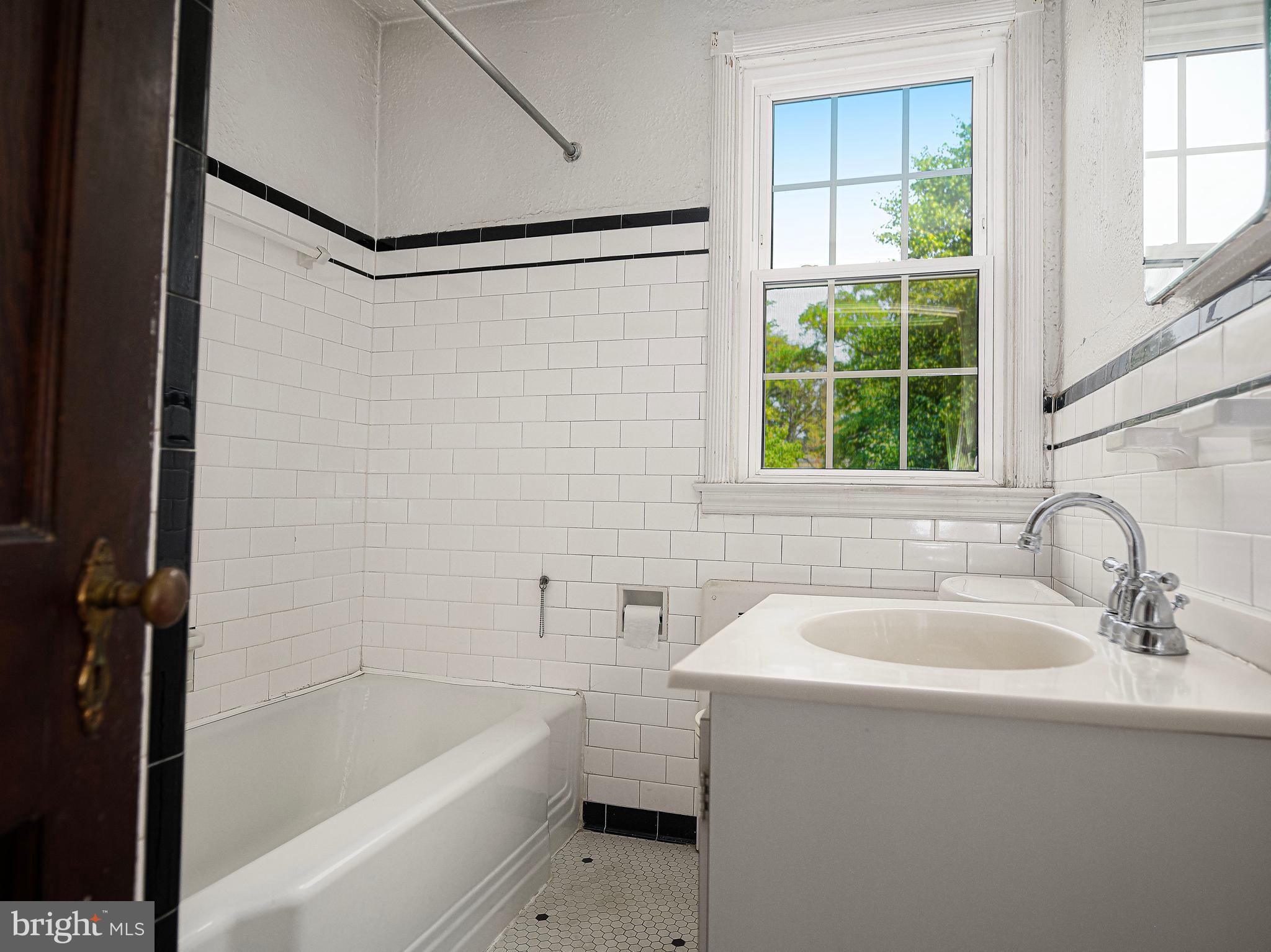 229 Dumbarton Road Baltimore, MD 21212 - Photo 16 of 26 Full hall bath