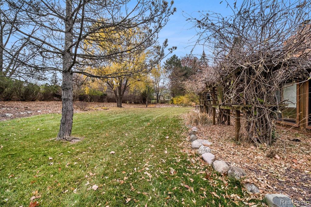 26032 Steele Road Farmington Hills, MI 48331 - Photo 35 of 38