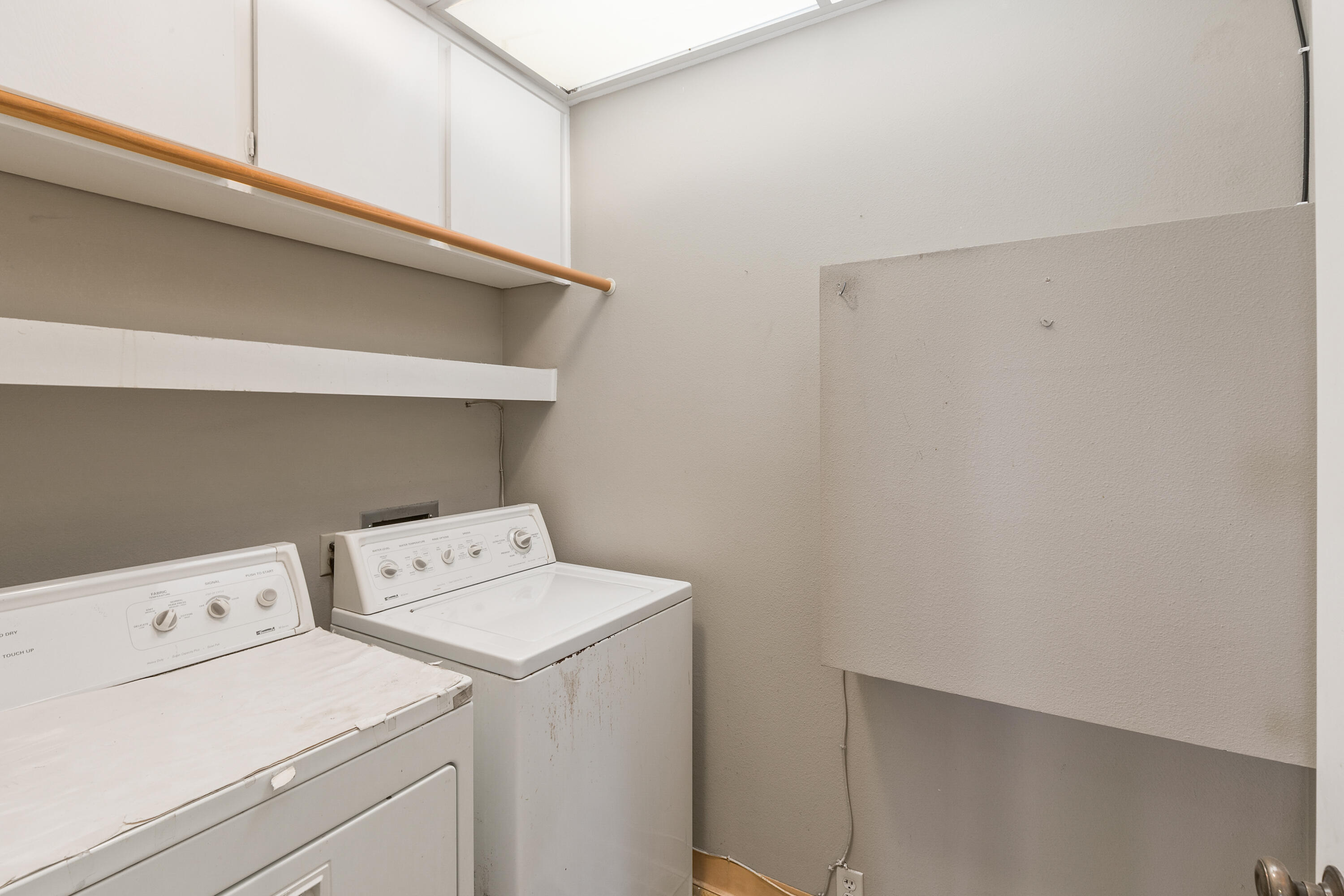 722 Inverness Drive Rancho Mirage, CA 92270 - Photo 18 of 59 a utility room with dryer and washer