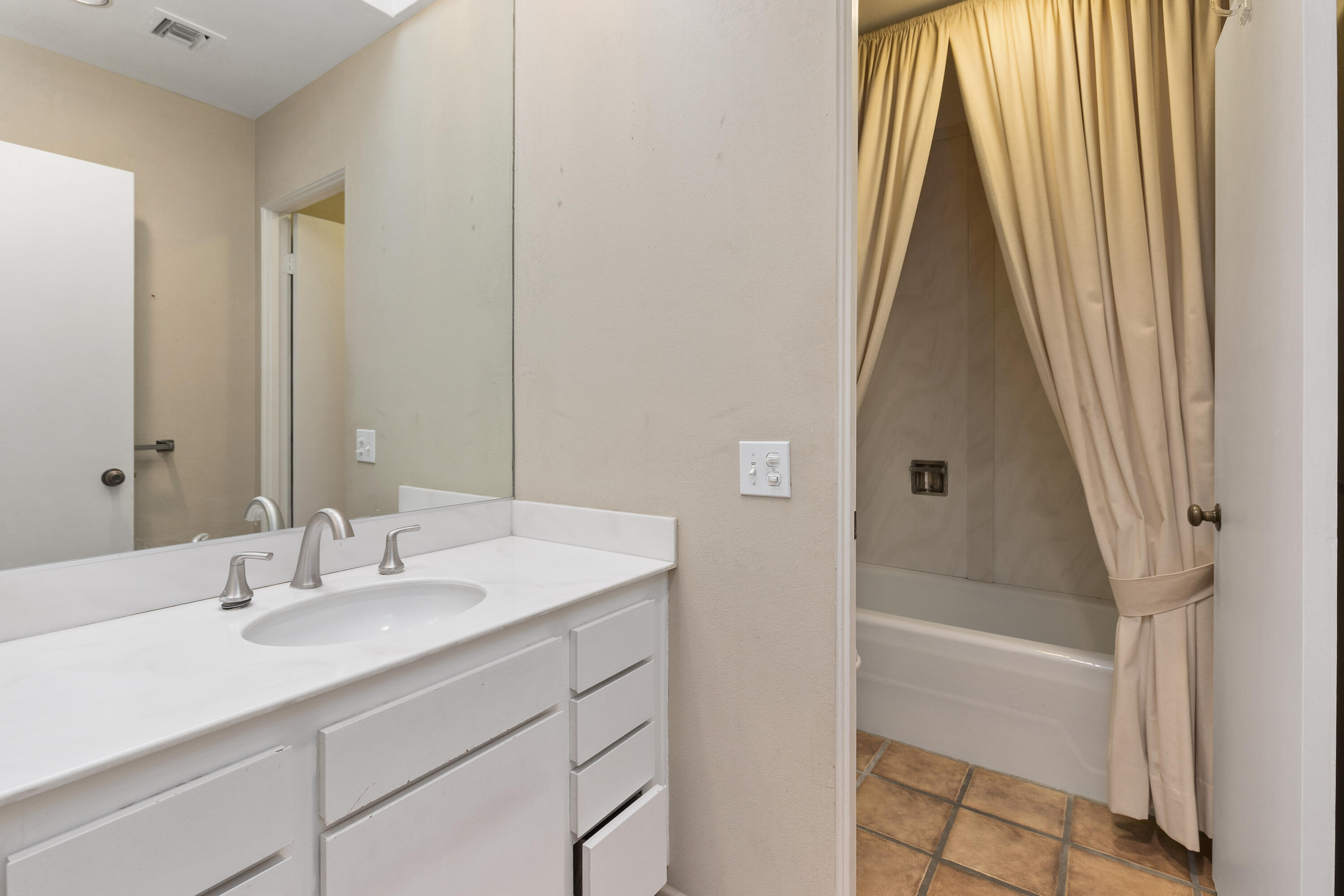 722 Inverness Drive Rancho Mirage, CA 92270 - Photo 24 of 59 a bathroom with a sink a mirror and a bathtub