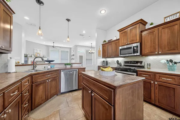 $373,500 | 10926 Westhaven Circle, Flint, TX 75762