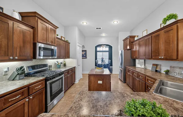 $373,500 | 10926 Westhaven Circle, Flint, TX 75762