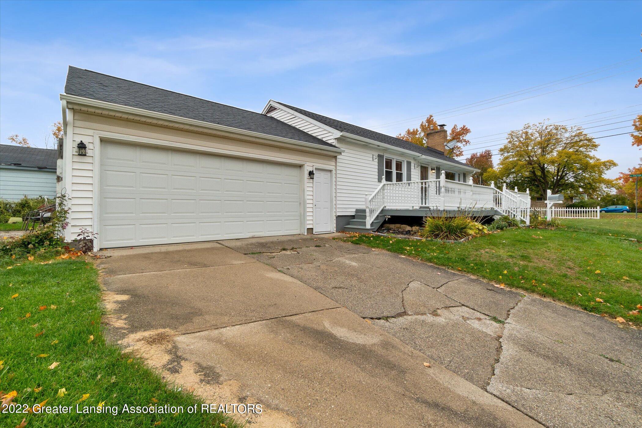 2800 Chatham Road Lansing, MI 48910 - Photo 2 of 35 02-Chatham Rd Lansing, MI 48910_windows