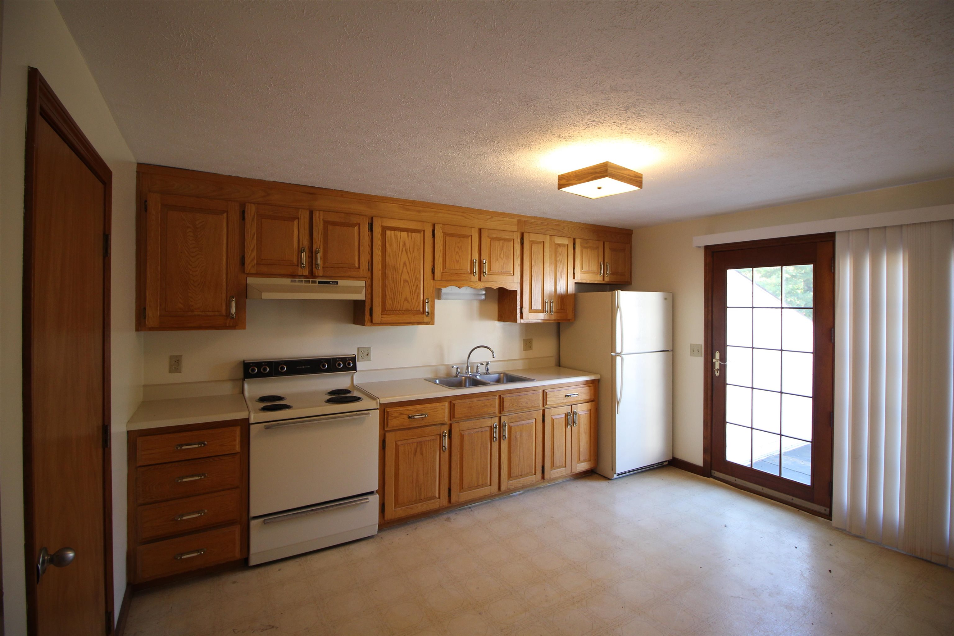 76 Franklin Street Derry, NH 03038 - Photo 2 of 10