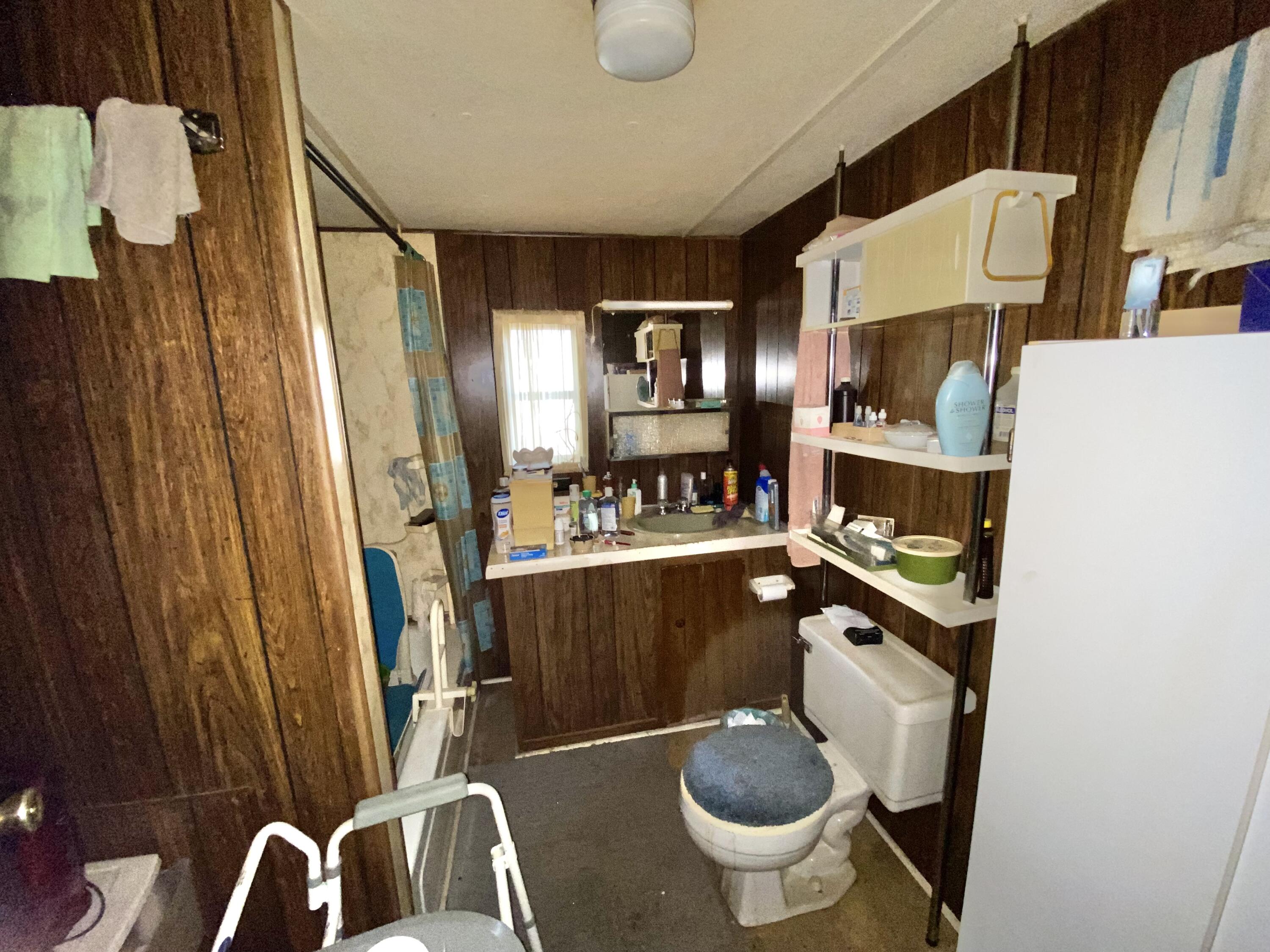 3210 Wells Avenue Crestview, FL 32539 - Photo 17 of 21 a bathroom with a sink toilet and shower