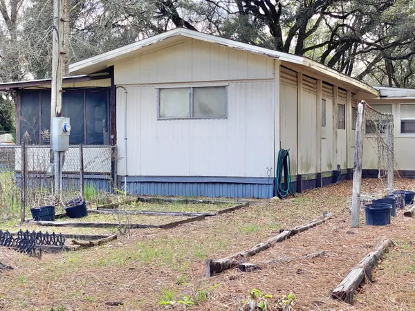 a view of a house with backyard