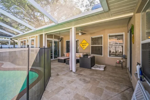 a view of a backyard