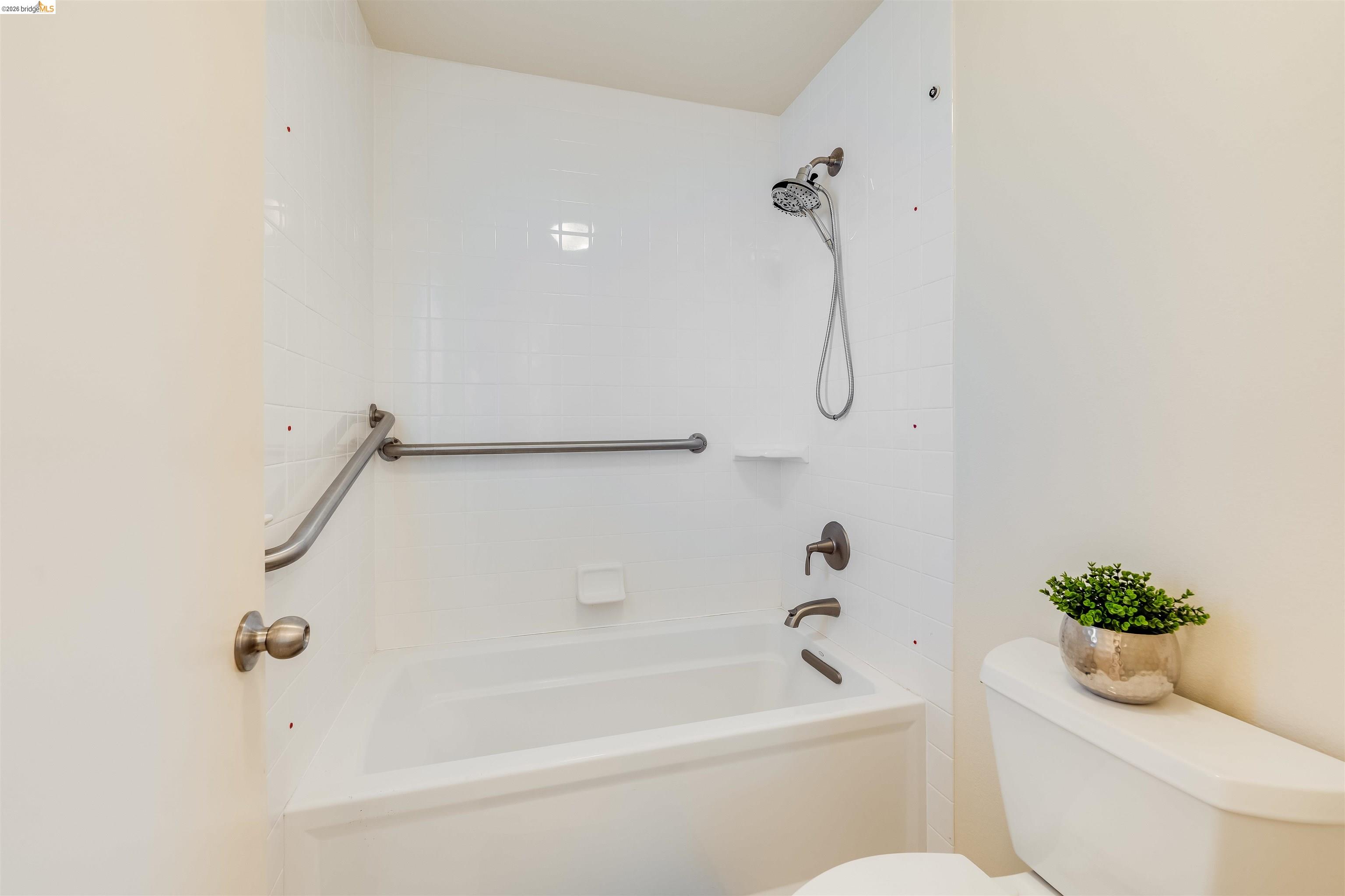 2142 Redwood Road Hercules, CA 94547 - Photo 29 of 37 Full bath with toilet and shower / washtub combination