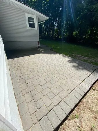 a view of a backyard