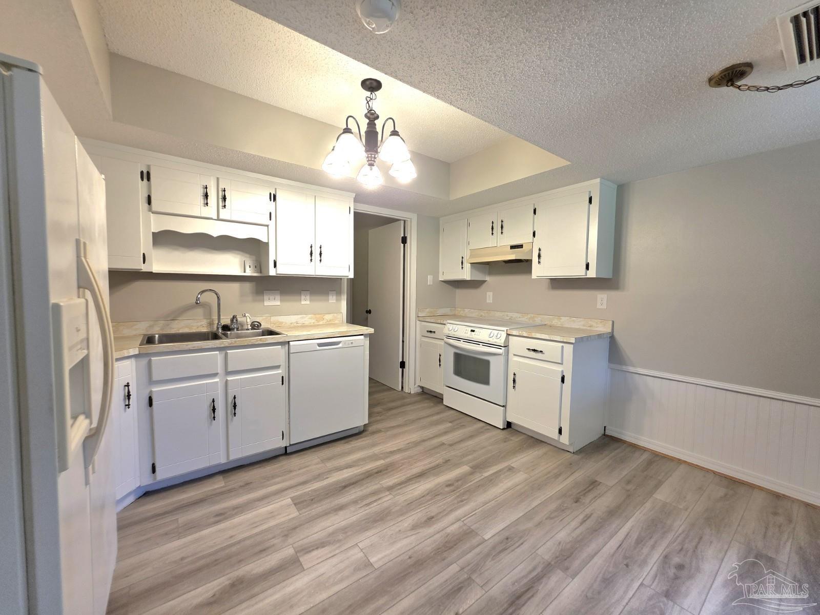 550 Riola Place Pensacola, FL 32506 - Photo 3 of 37 Gallery Image 3