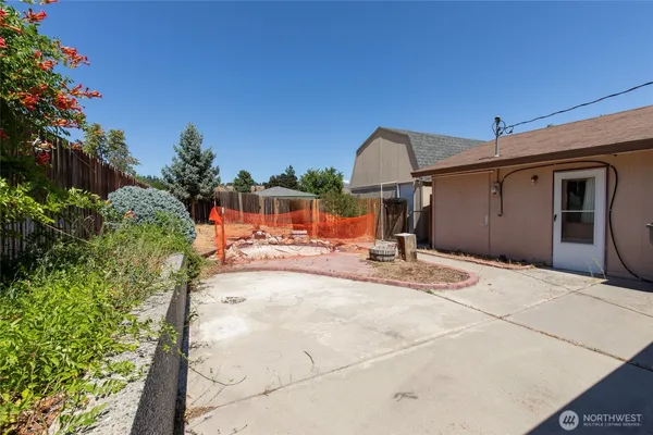 a view of a backyard of the house