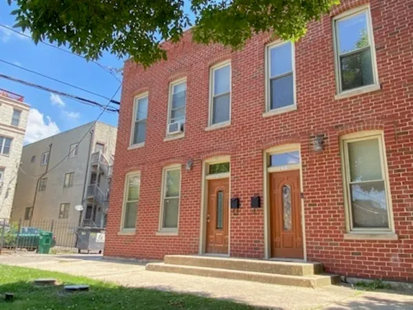 a brick building that has a lots of windows in it