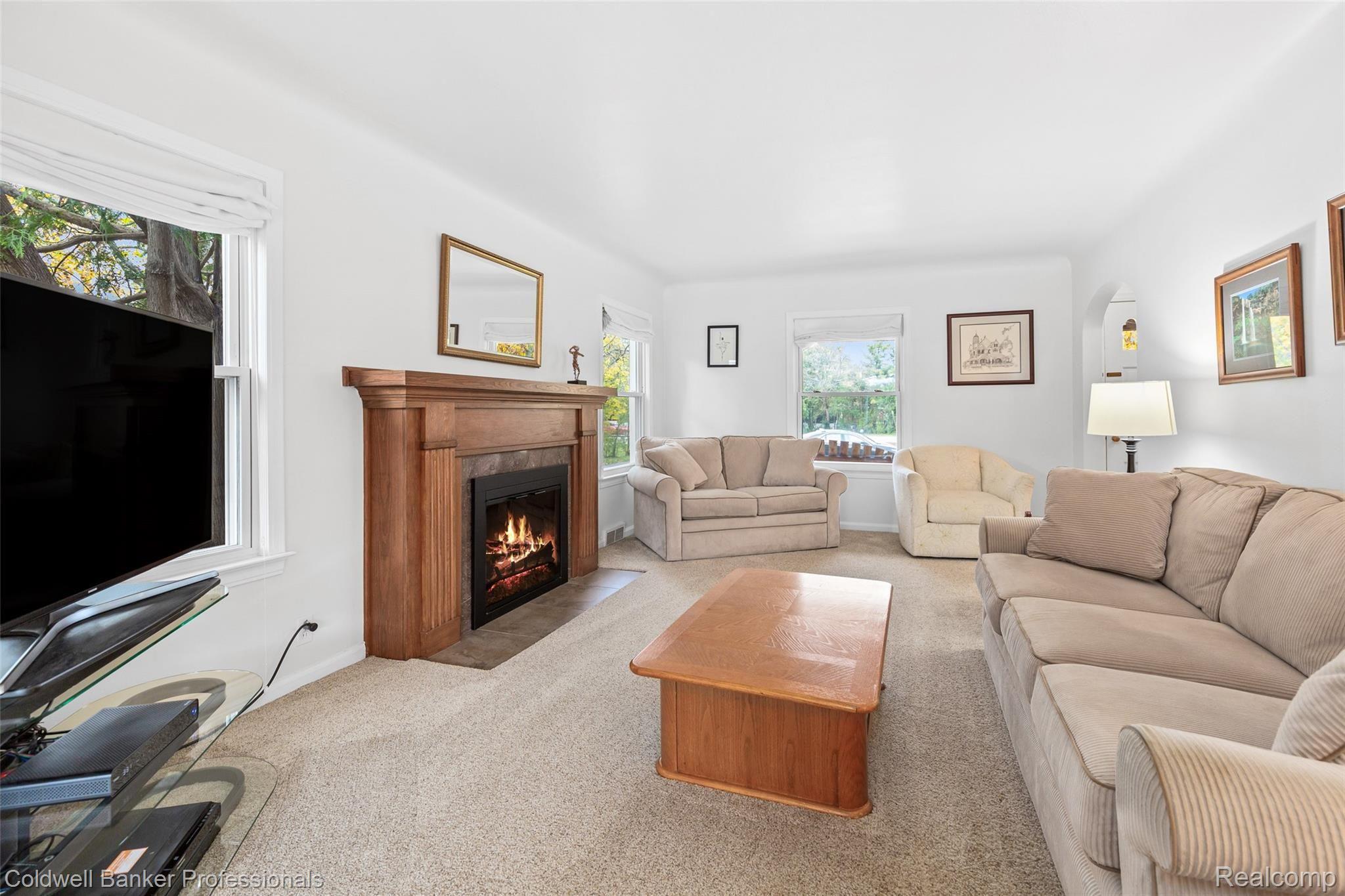 2321 West Wattles Road Troy, MI 48098 - Photo 9 of 45 Living Room.jpg