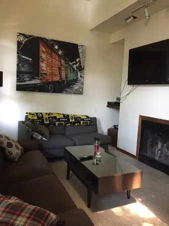 $1,800 | 2652 North Wayne Avenue, Unit 2R, Chicago, IL 60614