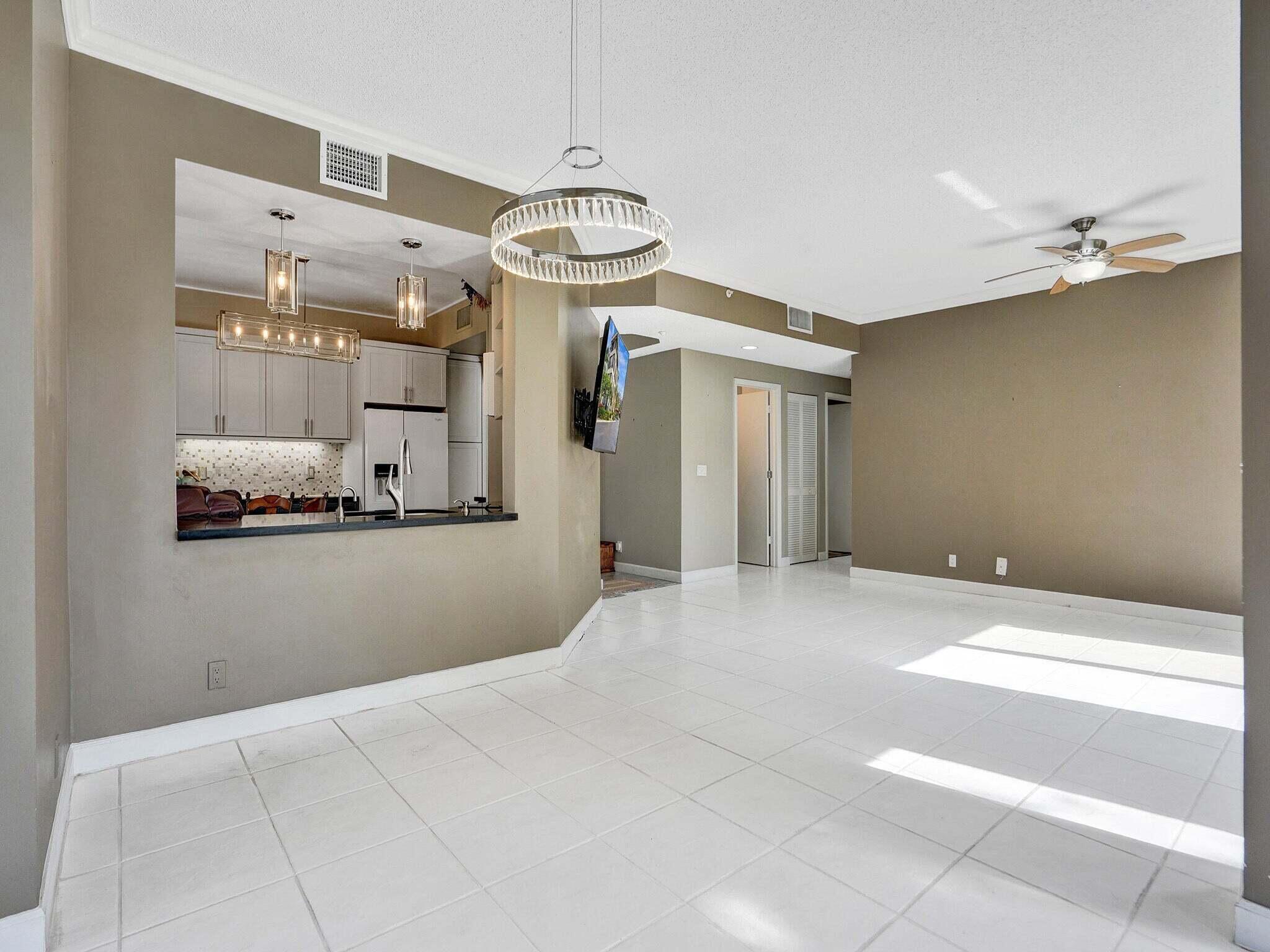 7546 La Paz Boulevard, Unit 108 Boca Raton, FL 33433 - Photo 6 of 33 Dining area