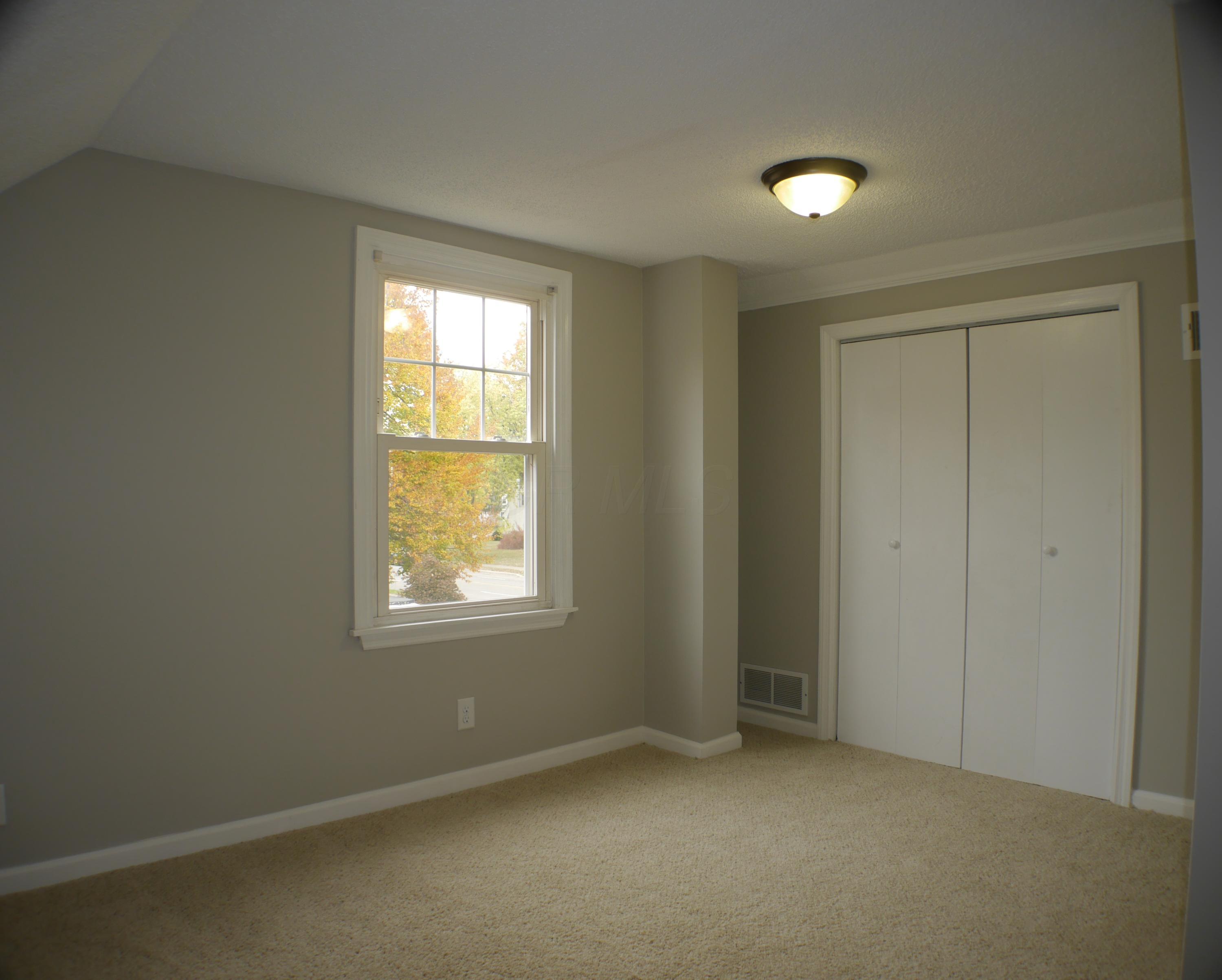 2183 Zollinger Road Columbus, OH 43221 - Photo 15 of 32