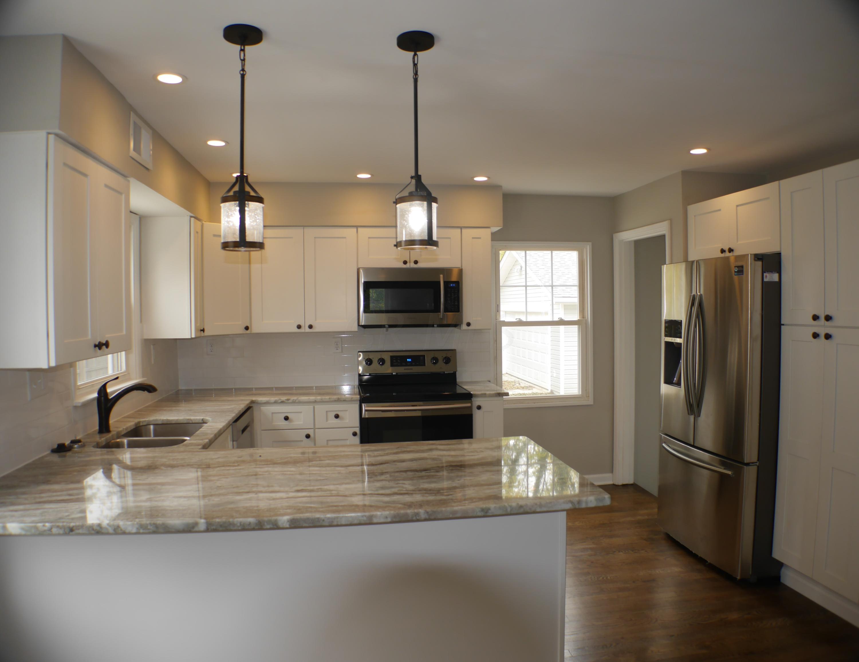2183 Zollinger Road Columbus, OH 43221 - Photo 5 of 32