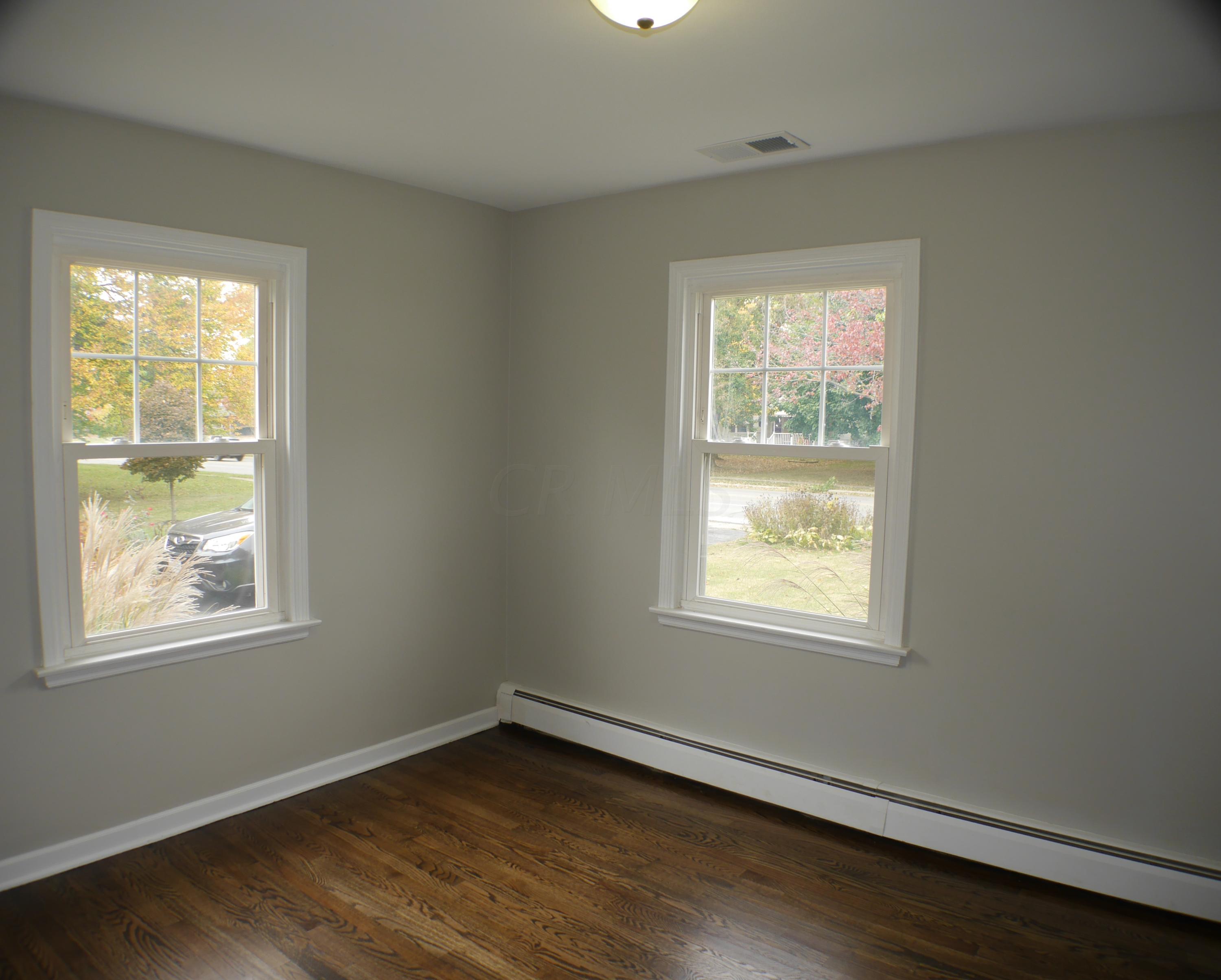 2183 Zollinger Road Columbus, OH 43221 - Photo 9 of 32
