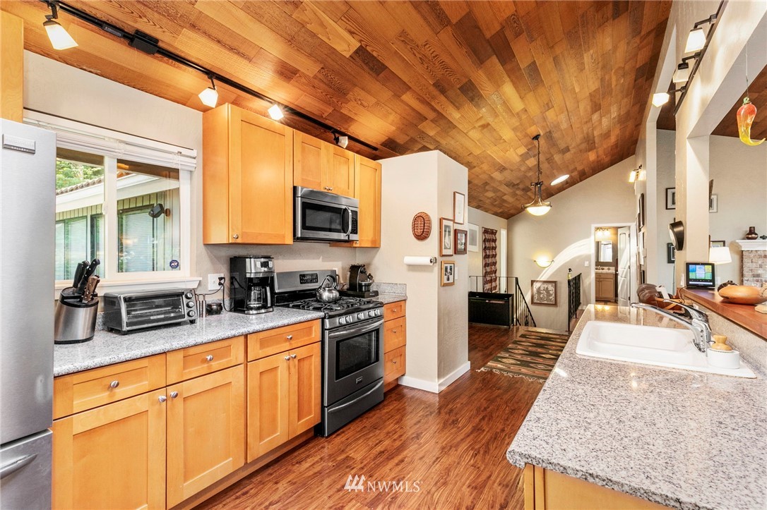 16371 Pearson Point Road Northeast Poulsbo, WA 98370 - Photo 10 of 37 Gallery Image 10