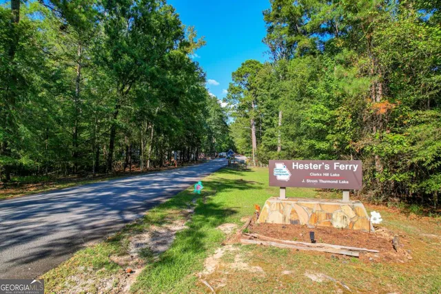 a view of a back yard