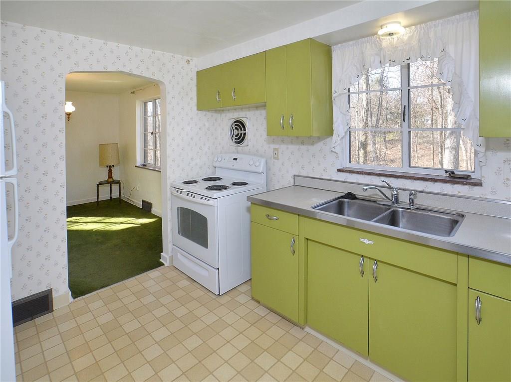 152 Spring Grove Road Penn Hills, PA 15235 - Photo 5 of 19 Gallery Image 5