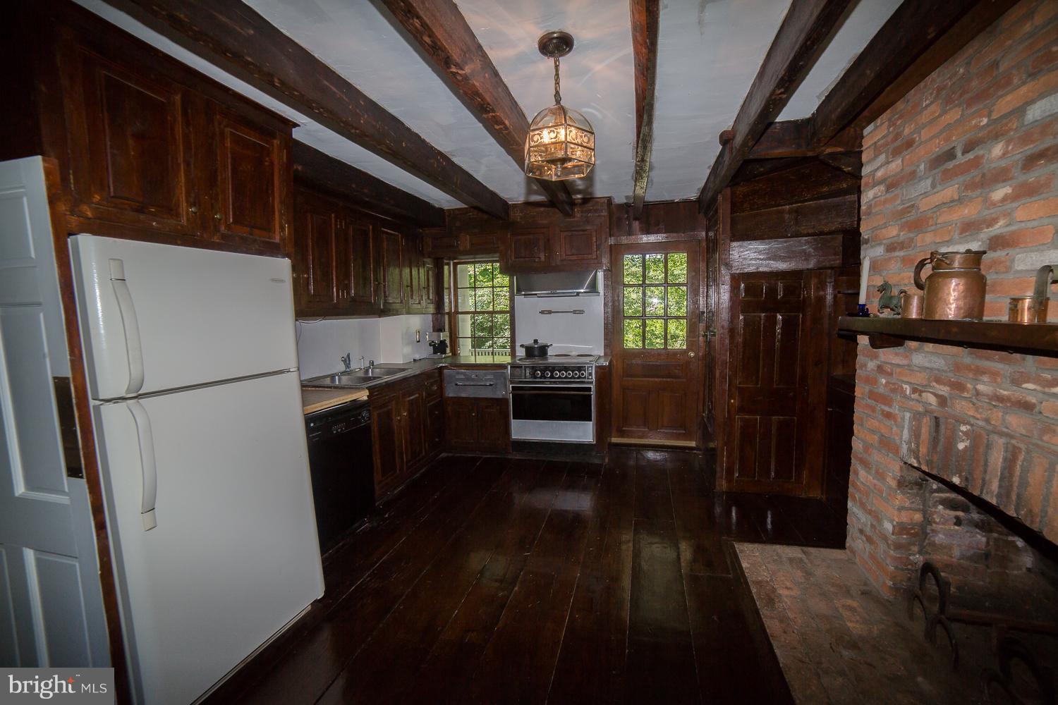 38138 Forest Mills Road Leesburg, VA 20175 - Photo 11 of 30 Au-pair wing kitchen