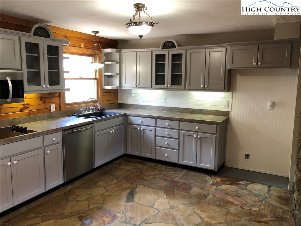1083 Charlie Thompson Road Vilas, NC 28692 - Photo 8 of 20 Gallery Image 8