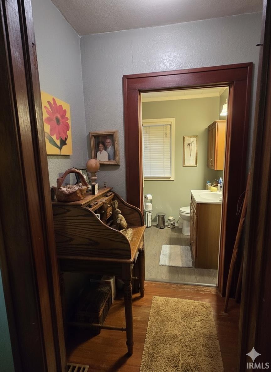 1049 Shore Drive Fort Wayne, IN 46805 - Photo 5 of 25