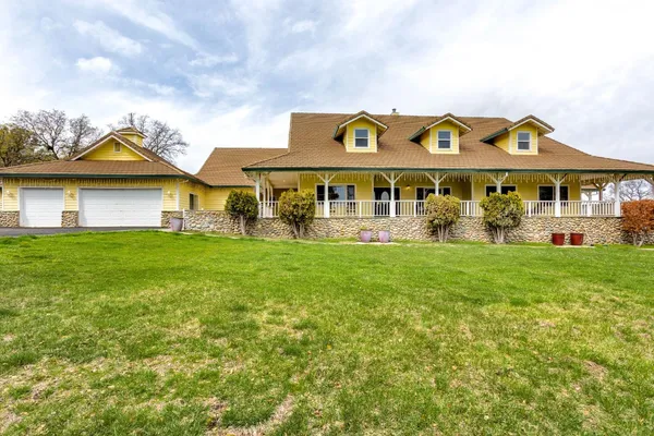 a view of a livingroom with furniture