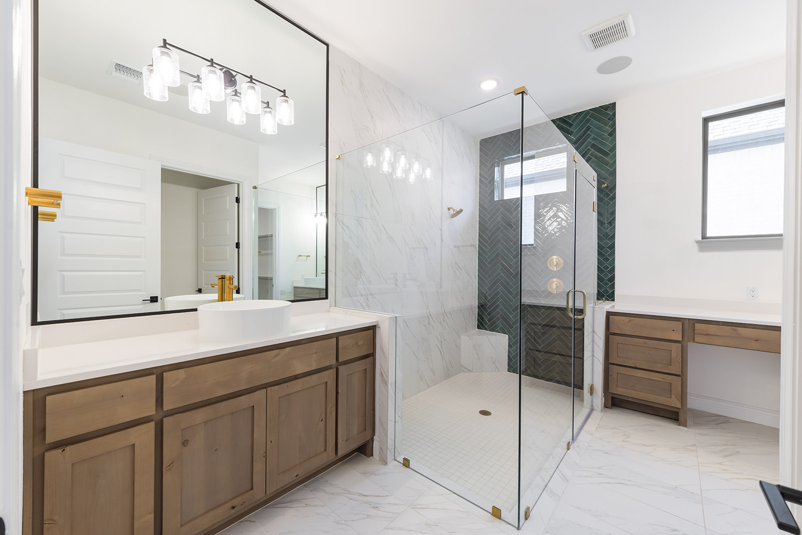109 Strawberry Lane Georgetown, TX 78628 - Photo 17 of 40 a spacious bathroom with a granite countertop sink mirror and bathtub