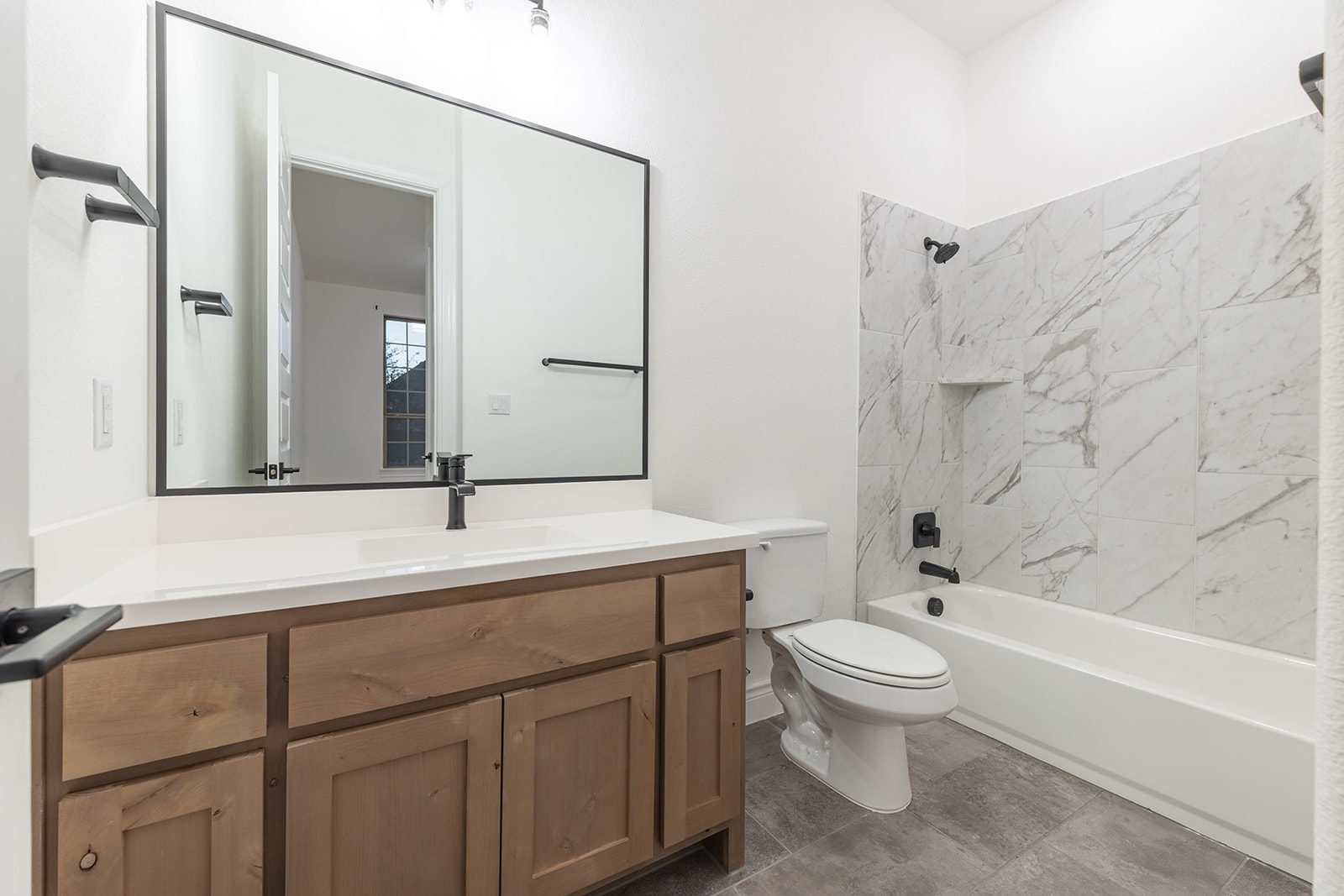 109 Strawberry Lane Georgetown, TX 78628 - Photo 23 of 40 a bathroom with a sink a toilet and a bathtub