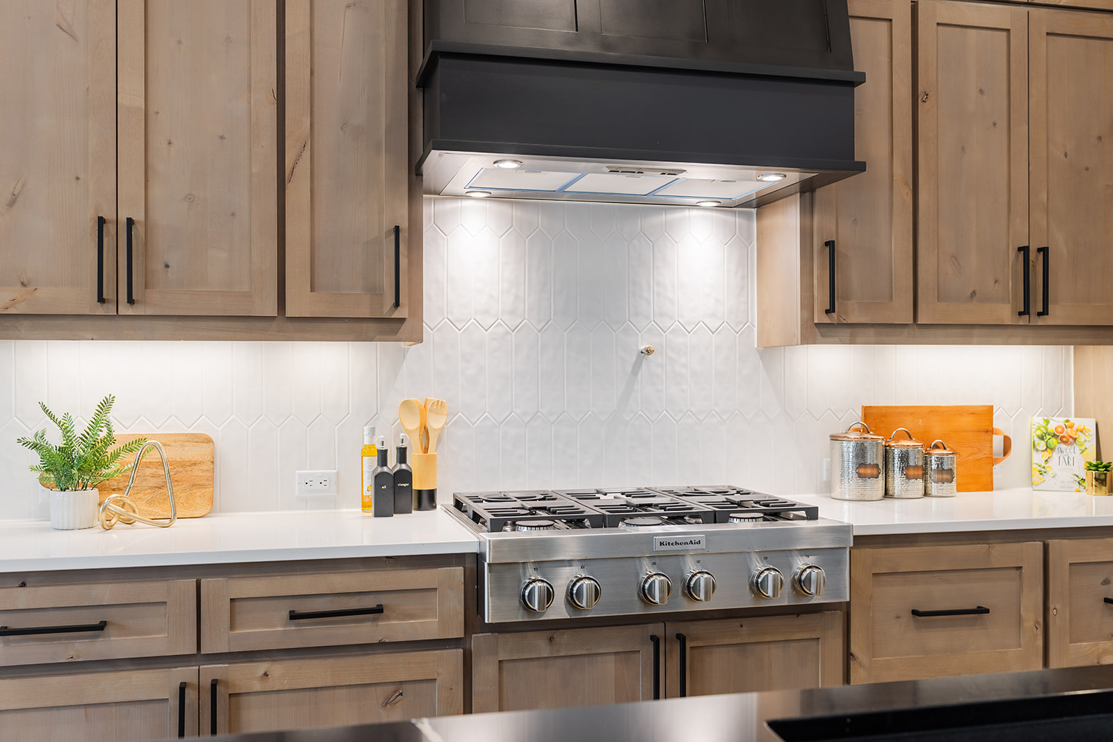109 Strawberry Lane Georgetown, TX 78628 - Photo 8 of 40 a stove top oven sitting inside of a kitchen