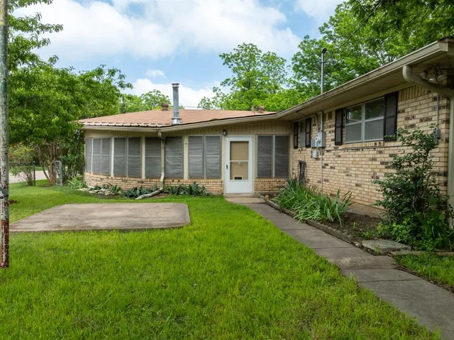 a view of a house with a yard and plants