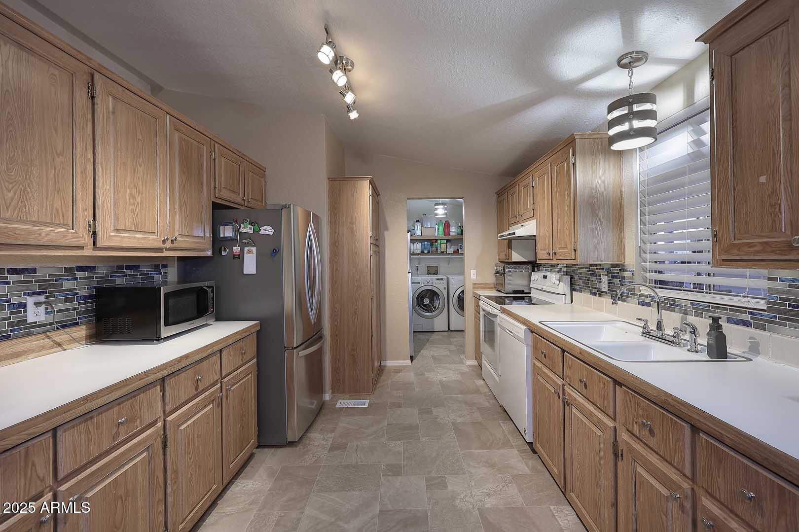 54160 West Barnes Road Maricopa, AZ 85139 - Photo 19 of 37 Kitchen