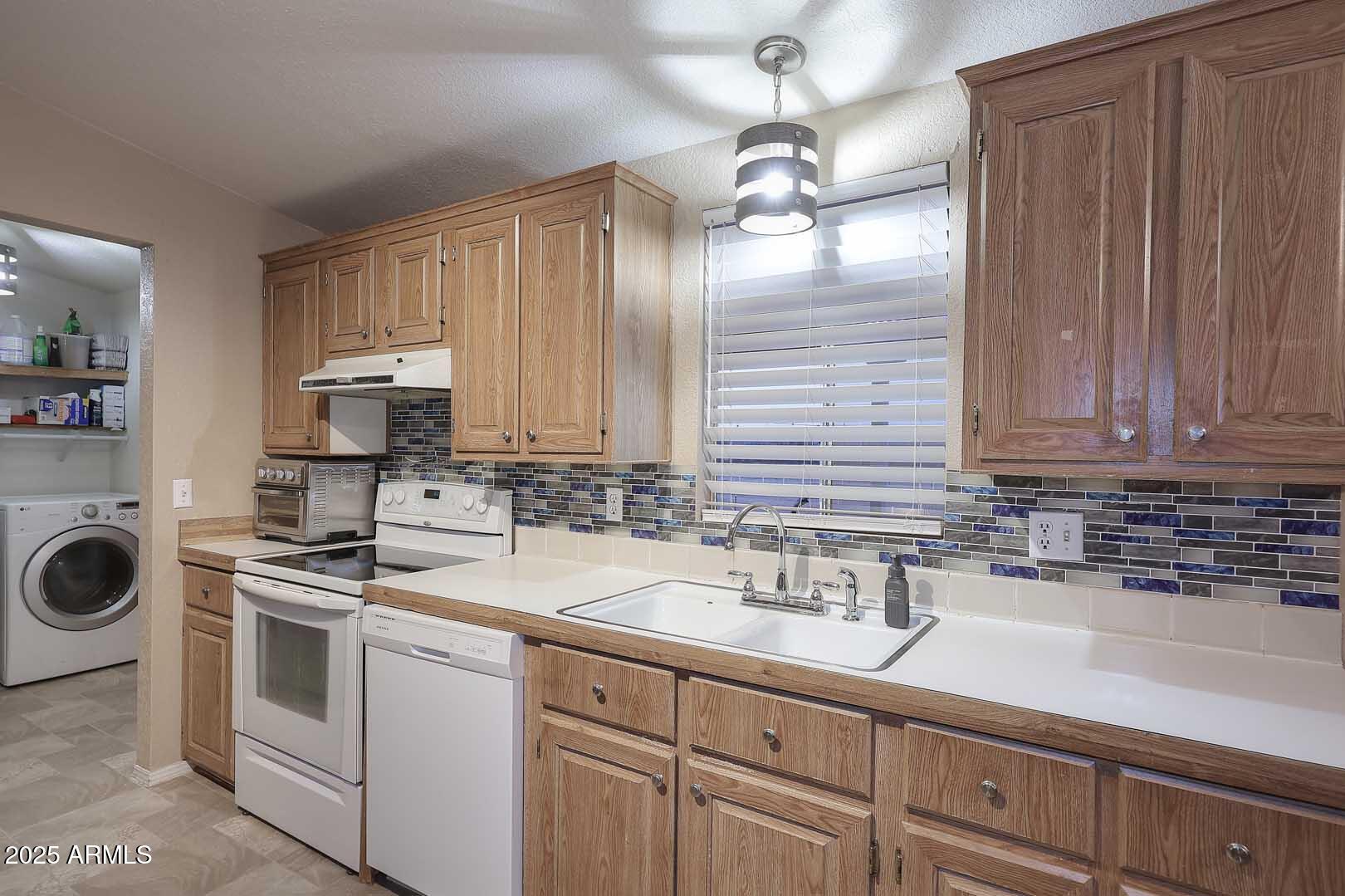54160 West Barnes Road Maricopa, AZ 85139 - Photo 20 of 37 Kitchen-Range