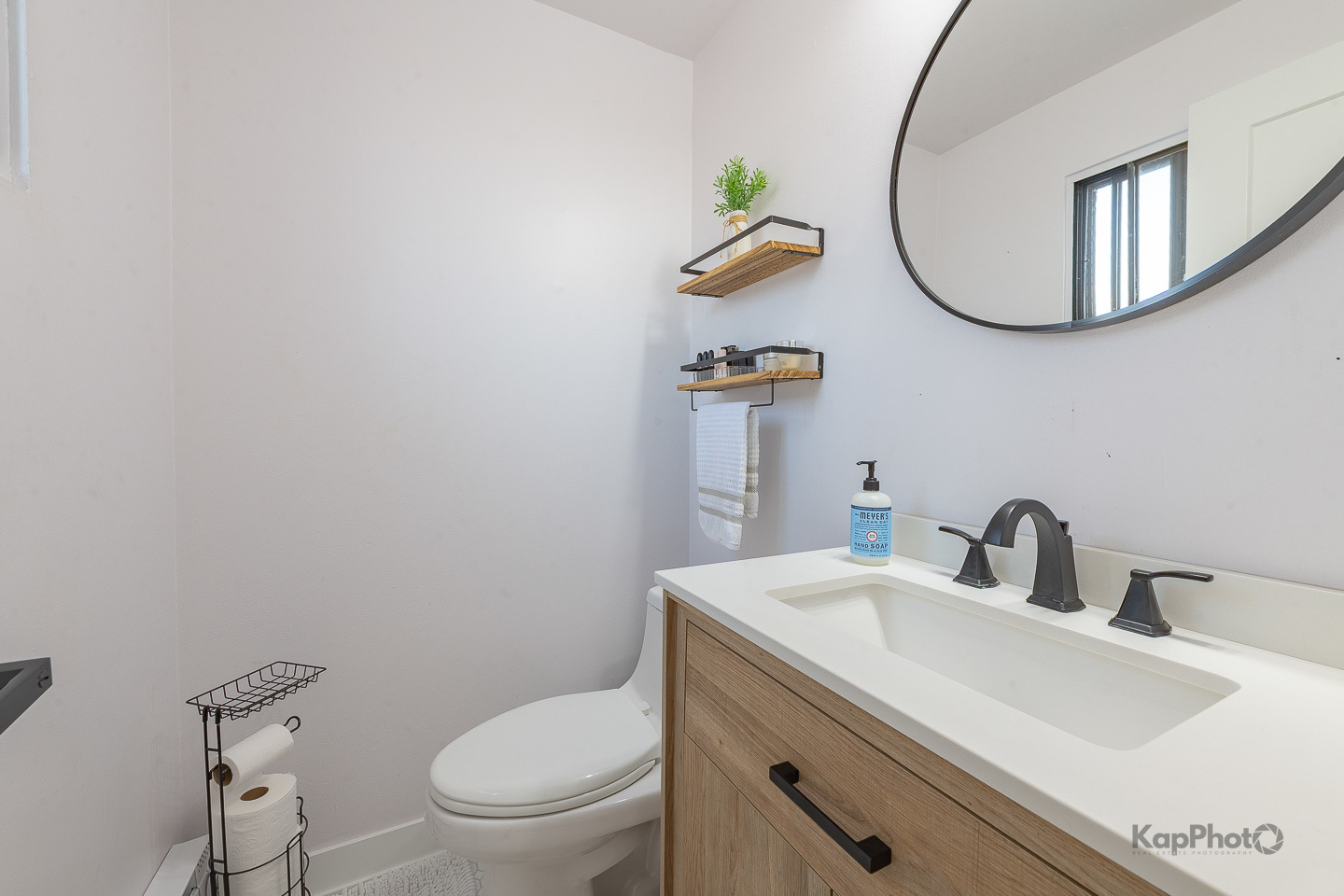 6612 West 64th Place, Unit 2W Chicago, IL 60638 - Photo 26 of 28 a bathroom with a toilet sink and mirror