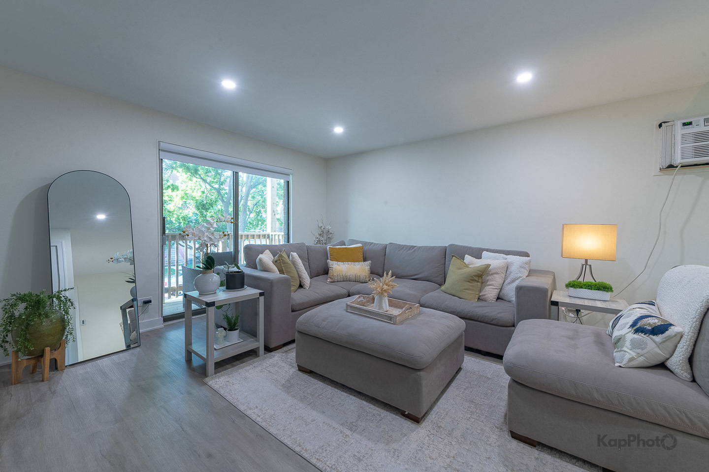 6612 West 64th Place, Unit 2W Chicago, IL 60638 - Photo 4 of 28 a living room with furniture and a lamp