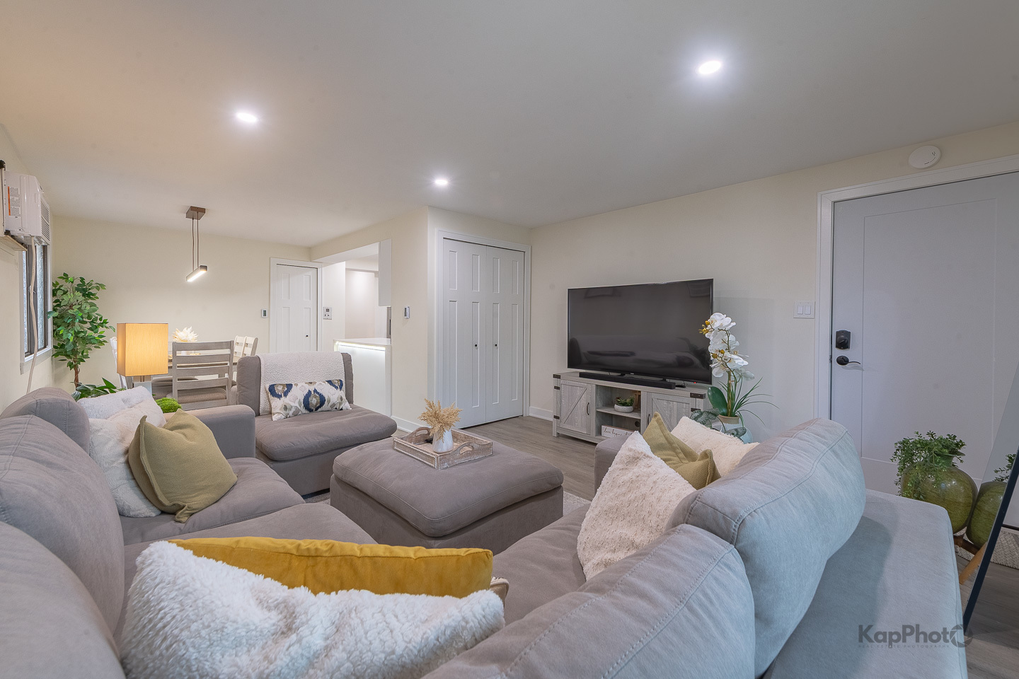 6612 West 64th Place, Unit 2W Chicago, IL 60638 - Photo 5 of 28 a living room with furniture and a flat screen tv