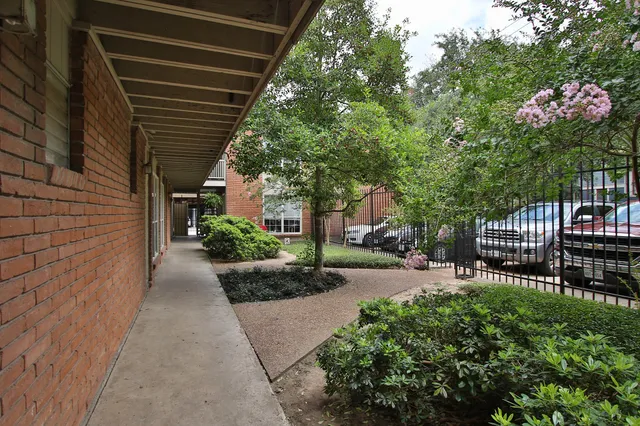 $895 | 3702 Flora Street, Unit 1, Houston, TX 77006
