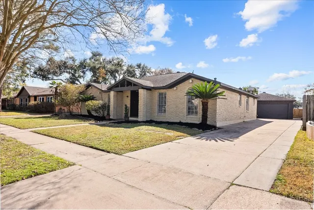 $330,000 | 15514 Diana Lane, Houston, TX 77062