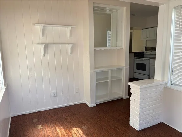 $1,800 | 2162 46th Avenue North, St. Petersburg, FL 33714