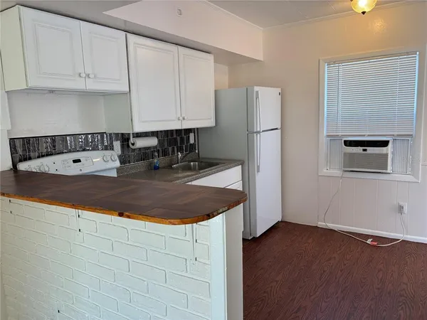 $1,800 | 2162 46th Avenue North, St. Petersburg, FL 33714