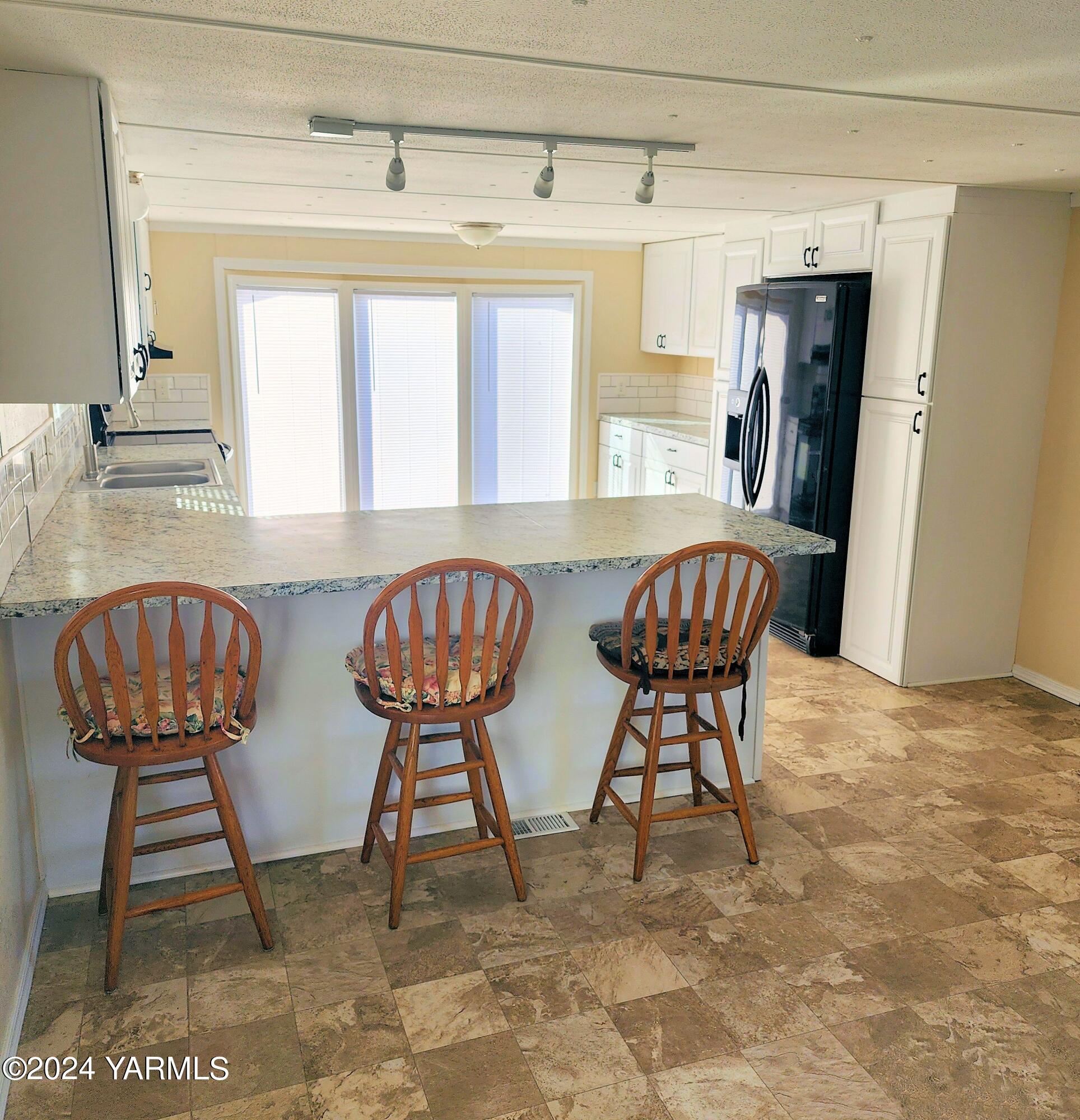 181 Schut Road, Unit 34 Moxee, WA 98936 - Photo 14 of 18 a view of a dining room with furniture