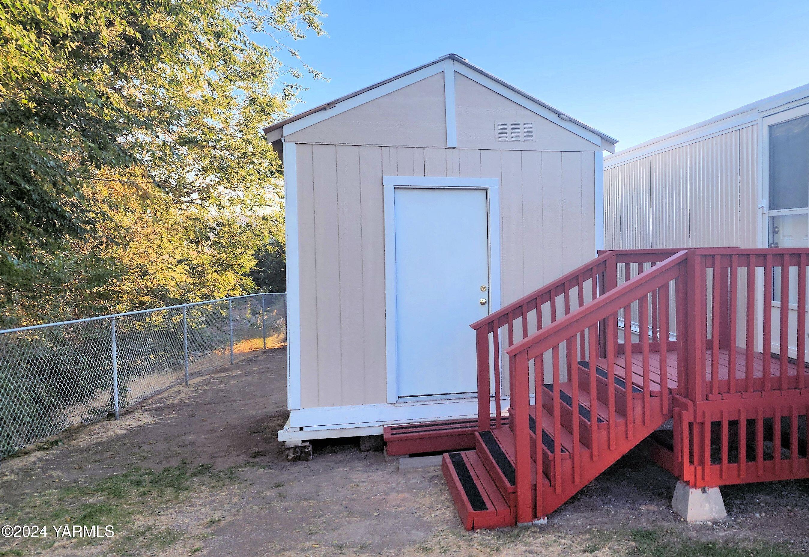 181 Schut Road, Unit 34 Moxee, WA 98936 - Photo 4 of 18 a view of a small house with backyard